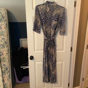 Tan and black swirled dress. Elbow length sleeves. Buttons to the bottom.